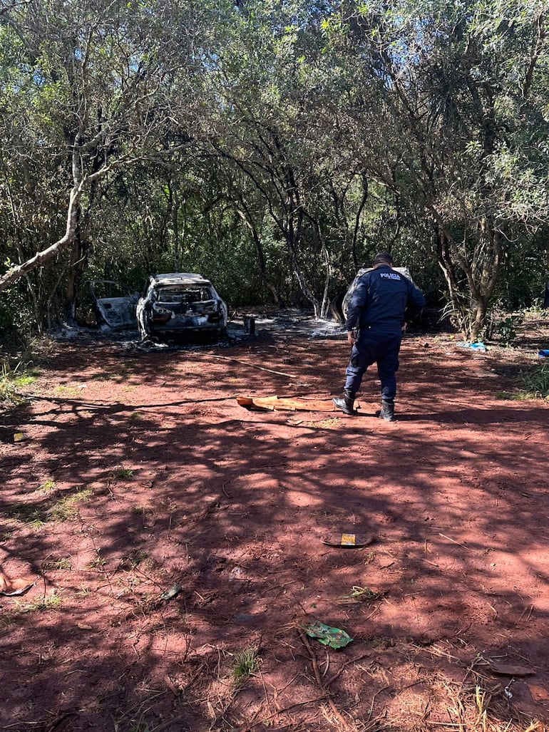 Dos vehículos fueron encontrados este miércoles a orillas del Lago Itaipú. Habrían sido utilizados por los delincuentes que atracaron sedes bancarias ayer en Santa Rita.