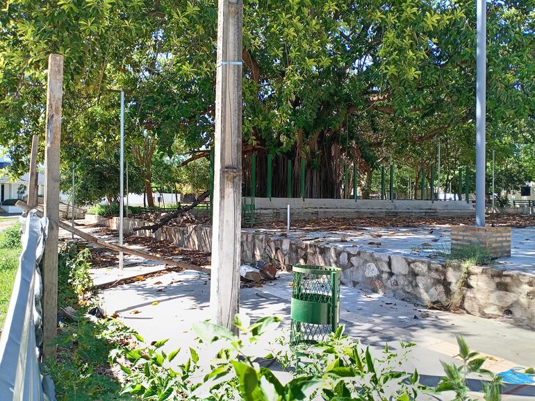 La plaza Naciones Unidas sigue vallada a casi tres años de la palada inicial.