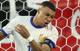 TOPSHOT - France's forward #10 Kylian Mbappe reacts after being injured during the UEFA Euro 2024 Group D football match between Austria and France at the Duesseldorf Arena in Duesseldorf on June 17, 2024. (Photo by FRANCK FIFE / AFP)