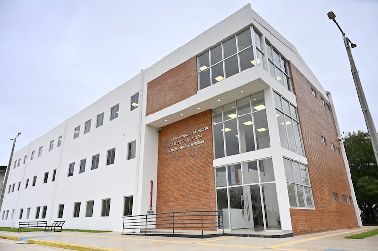El Hospital de Simulación de la Facultad de Ciencias Médicas de la UNA es un espacio diseñado para elevar los estándares de enseñanza y consolidar a la casa de estudios como referente nacional en educación basada en simulación.