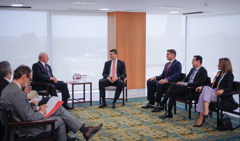 Una de las conversaciones entre Santiago Peña y Lula da Silva.