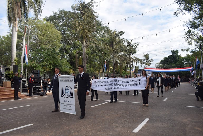 Estudiantes del Centro de Recursos para la Educación Permanente N.º 11, durante el desfile, invitaron a construir un futuro mejor a través de la educación.