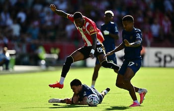 El centrocampista inglés del Brentford Jaidon Anthony salta sobre el centrocampista francés del Sunderland Enzo Le Fée durante el partido de la Premier League inglesa entre, en el Estadio Gtech Community en Londres.