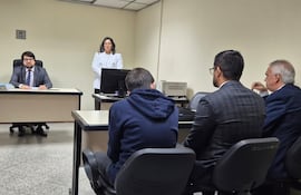 De frente, el juez Matías Garcete. De espaldas, y de izquierda a derecha, Thiago Raúl Gorostiaga Arestivo junto a sus abogados Álvaro Cáceres y Víctor Dante Gulino.