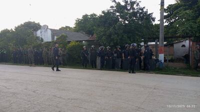 Un fuerte contingente policial llegó hasta Puerto Casado para recuperar la sede municipal.