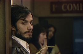 "La mirada de René sospecha..." (Gael García Bernal como René Saavedra en la película "No", de Pablo Larraín)
