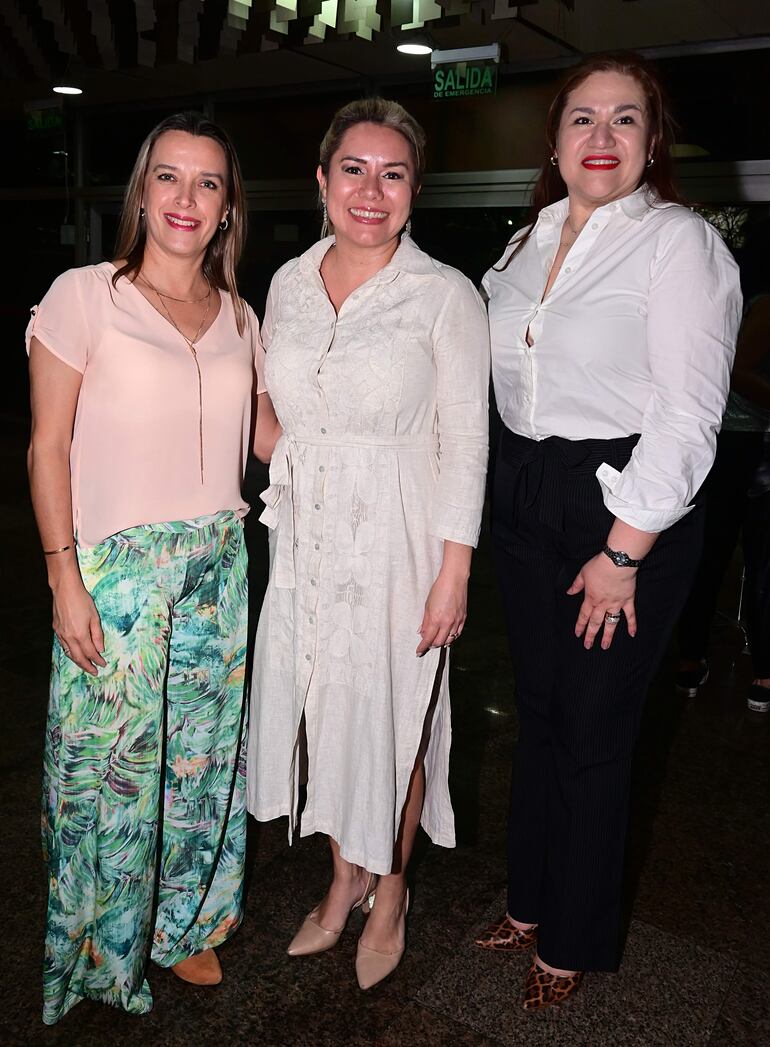 Ana Royg, Angie Duarte, ministra de Turismo y Catherine Vargas. 