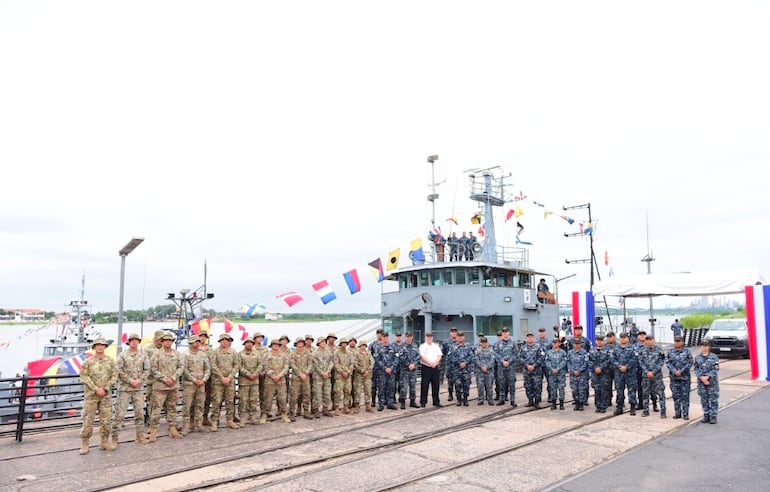 Armada Paraguaya recibe a buques argentinos tras operativo conjunto