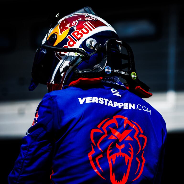 El neerlandés Max Verstappen, que condujo de noche incluso, comandó el equipo que estuvo muy cerca de ganar la competencia en suelo alemán.