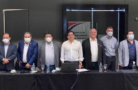 Juan Carlos Baruja (camisa blanca) fue electo nuevo presidente del Consejo de Gobernadores.