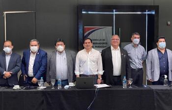 Juan Carlos Baruja (camisa blanca) fue electo nuevo presidente del Consejo de Gobernadores.