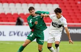 El delantero de Olimpia, Owel Gonzalo intenta proteger el balón ante la marca del volante ofensivo Erick Machado, autor del tanto ganador para Palmeiras.