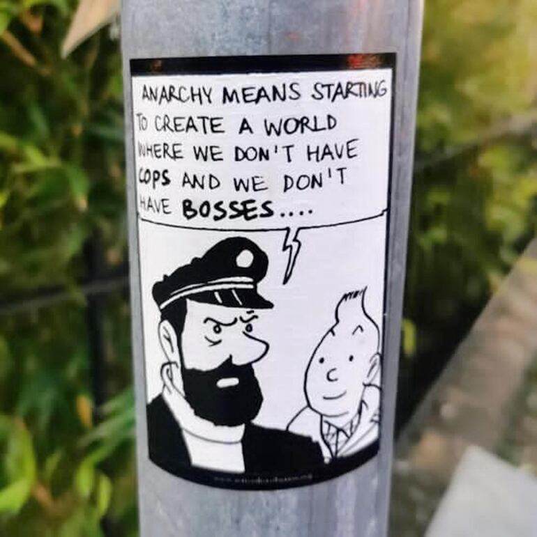 "Cada cierto tiempo, aparecen misteriosos afiches con Tintín o el capitán Haddock..."