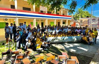 Los jóvenes extranjeros y los estudiantes del Colegio Nacional Monseñor Dr. Ángel Muzzolón luego del trabajo solidario cumplido.