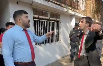 El estudiante Diego Ramírez (i) encara a Alejandro "tratito" Ovelar tras la postergación de los Juegos Universitarios de la Universidad Nacional de Asunción.