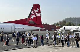 Migrantes esperan para subir a un avión para un vuelo de deportación de Panamá a Colombia este lunes, en el Aeropuerto Internacional Marcos A. Gelabert en la Ciudad de Panamá (Panamá).