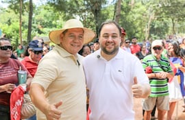 El precandidato Claudio Torres junto al intendentable Hugo Farías.