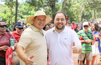 El precandidato Claudio Torres junto al intendentable Hugo Farías.