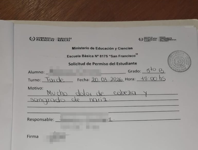 Solicitud de permiso de una estudiante por "mucho dolor de cabeza y sangrado de nariz".