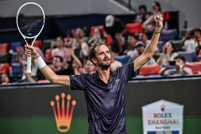 Daniil Medvedev festeja su clasificación a los octavos de final del Masters 1000 de Shanghái.