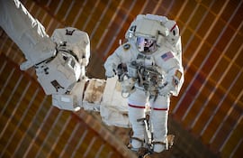 La astronauta de la NASA y comandante de la Expedición 72, Suni Williams, está sujeta al efector final de enganche del brazo robótico Canadarm2 mientras es trasladada a su puesto de trabajo a 264 millas sobre el Océano Pacífico Sur.