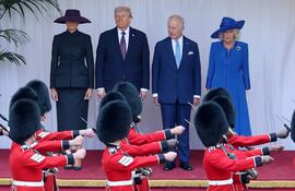 La primera dama estadounidense, Melania Trump, el presidente estadounidense, Donald Trump, el rey Carlos III y la reina Camila de Gran Bretaña durante una ceremonia de bienvenida en el Patio del Castillo de Windsor. (Chris Jackson / POOL / AFP)
