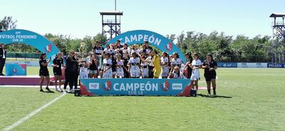 Festejo de las franjeadas tras el campeonato