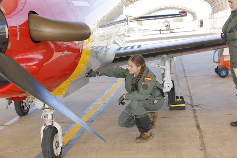 Leonor antes de hacer su primer vuelo en solitario en la Academia General del Aire y del Espacio de San Javier (Murcia). (EFE/Casa de Su Majestad el Rey)
