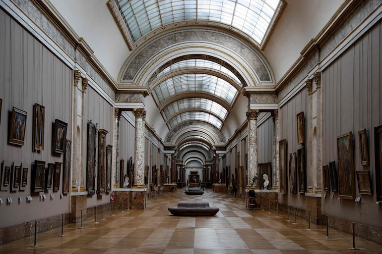 La gran galería del Museo del Louvre, en París. El espacio cerró sus puertas al público el 13 de marzo pasado.