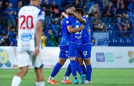 Los jugadores de Sol de América festejan un gol en el partido de la División Intermedia.