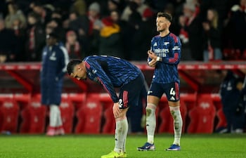 El defensor francés del Arsenal, William Saliba, se observa abatido tras el partido de fútbol de la Premier League inglesa entre el Nottingham Forest y el Arsenal en The City Ground en Nottingham, Inglaterra central.