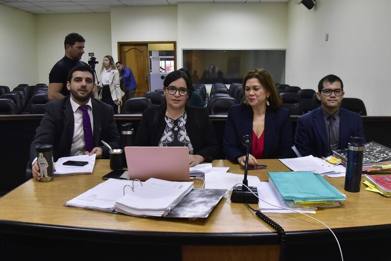 Las abogadas Sara Parquet (der.) y Bettina Legal, representantes de Darío Messer y su hijo Dan Wolf Messer en Paraguay.