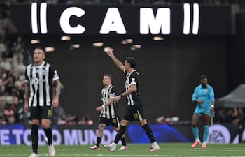 El centrocampista del Atlético Mineiro, Reinier celebra tras marcar el tercer gol de su equipo durante el partido de vuelta de los cuartos de final de la Copa Sudamericana frente a Santos en el estadio Arena MRV, en Belo Horizonte, estado de Minas Gerais, Brasil.