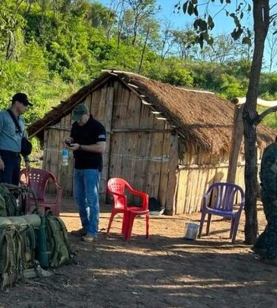 Agentes fiscales en la comunidad indígena atacada por el EPP, justo antes del enfrentamiento generado por la intervención del CODI. En la parte inferior izquierda se observan las mochilas incautadas.