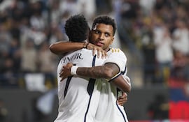 El delantero del Real Madrid Vinicius Junior (i) celebra con Rodrygo Goes tras marcar el cuarto gol ante el Barcelona, durante la final de la Supercopa de España que Real Madrid y FC Barcelona disputan este domingo en el estadio Al Awwal Park de Riad, en Arabia Saudí.