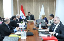 Los integrantes del Consejo de la Magistratura (CM); en el centro Gerardo Bobadilla (presidente), Gustavo Miranda (vicepresidente); senador Édgar López; y César Rufinelli, por el lado izquierdo, y por la derecha Alicia Pucheta, el diputado Édgar Olmedo y Enrique Berni.