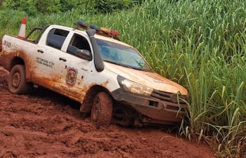 Una patrullera de la Policía Nacional queda estancado por las malas condiciones del Tramo de la Ruta Py 21.