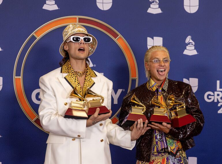 Ca7riel y Paco Amoroso posan con los cinco Latin Grammy que recibieron a partir de su álbum "Papota".