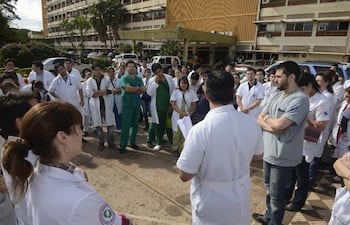 Médicos residencias durante una reunión realizada en el patio del Hospital Central del IPS. Foto Archivo.