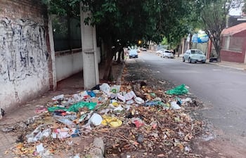 Un basural en las calles Tacuary y San Carlos de Asunción. Foto: Pablo Otazú/ABC Tv.
