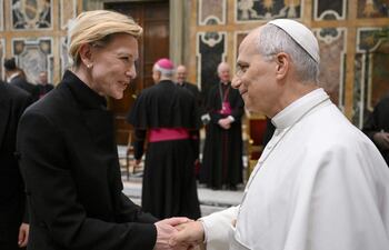 El papa León XIV saludando a la actriz y productora australiana Cate Blanchett durante una audiencia especial con representantes del mundo del cine. (EFE/EPA/VATICAN MEDIA)