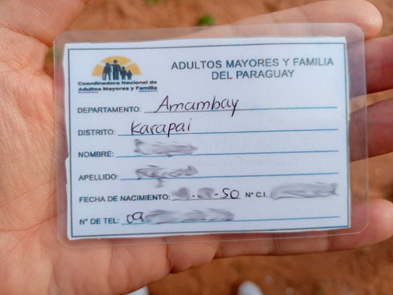 Credencial de identificación del programa Adultos Mayores y Familia del Paraguay, con datos borrosos sobre el propietario.