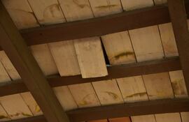 Tejas se desprenden del techo de uno de los corredores en la escuela Blas Garay del barrio Hipódromo de Asunción.