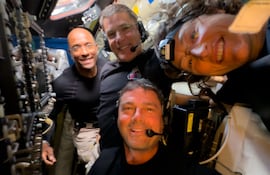 Esta imagen difundida el 7 de abril de 2026 por NASA muestra a los miembros de la tripulación de Artemis II —de izquierda a derecha, el piloto Victor Glover, el especialista de misión Jeremy Hansen, el comandante Reid Wiseman y la especialista de misión Christina Koch— tomándose una selfie juntos dentro de la nave Orion el 6 de abril de 2026.