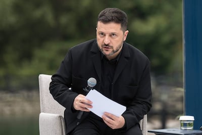 Óblast de Ivano-Frankivsk (Polonia), 18/09/2026.- El presidente de Ucrania, Volodímir Zelenski, durante una reunión en el óblast de Ivano-Frankivsk (Ucrania) el 18 de septiembre de 2026. La visita de Donald Tusk a Ucrania está vinculada a una reunión de países de la región en el marco de la Iniciativa de Integración de los Cárpatos (C8). Esta iniciativa tiene como objetivo facilitar la cooperación regional entre Ucrania, Polonia, Eslovaquia, Hungría, Rumanía, la República Checa, Serbia y Austria en proyectos conjuntos de infraestructuras, medio ambiente y respuesta ante emergencias, con el apoyo de fondos de la UE. (República Checa, Hungría, Polonia, Rumanía, Eslovaquia, Ucrania) EFE/EPA/Vladyslav Musiienko POLAND OUT