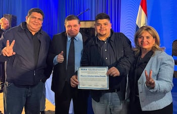 Marcelo Salinas, Alcides Riveros, Mauricio Salinas y su madre la intendenta de Mariano Roque Alonso Carolina Aranda.