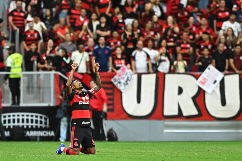 Bruno Henrique de Flamengo celebra un gol este viernes, en un partido amistoso entre Flamengo y Olimpia el estadio Mané Garrincha en Brasilia (Brasil).