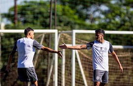 El extremo Iván Leguizamón felicitado tras una de sus dos anotaciones por el mediocampista Alex Franco, quien también se hizo sentir con un gol. (@elClubOlimpia)