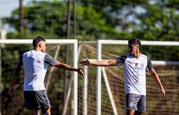 El extremo Iván Leguizamón felicitado tras una de sus dos anotaciones por el mediocampista Alex Franco, quien también se hizo sentir con un gol. (@elClubOlimpia)