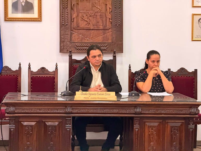 En sesión exprés aceptan renuncia de intendente de Villarrica y designan a su reemplazo.